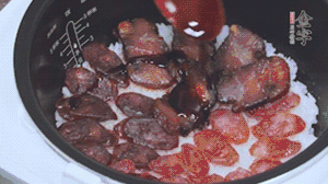 關(guān)上蓋子繼續(xù)燜煮20分鐘淋上醬汁。