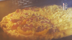 準(zhǔn)備好披薩餅皮，烤盤刷油后入烤箱預(yù)熱10分鐘，放上面餅后180度烤10分鐘。（現(xiàn)成買的披薩皮，就忽略此步驟）