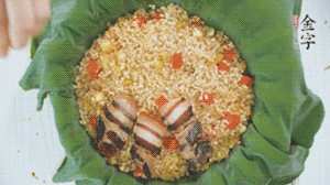 擺上金字醬肉，妥帖包裹好上鍋蒸。