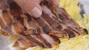 依次擺放娃娃菜和醬肉。