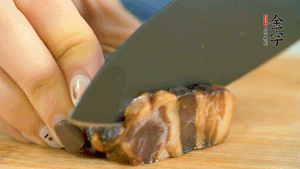 金字風(fēng)味醬肉切成片，上鍋蒸15分鐘。