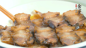 鋪上一片醬肉，撒點(diǎn)芝麻即可。