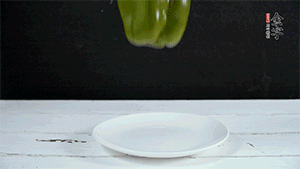 雞蛋打散，加青椒粒、蔥花攪拌。