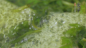 艾草葉放入煮沸的水中，加點食用堿，待變成深綠色時撈出，放入冰水中，瀝干備用。