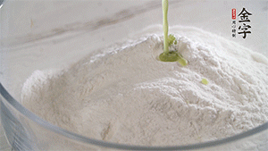 將艾草葉放入料理機中，加1倍的水打碎。和澄粉、糯米粉、少許油混合成面團。