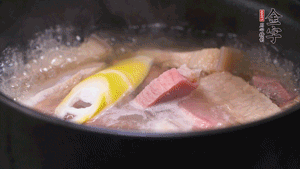 火肉、豬肉加料酒、清水大火煮開后，加入春筍小火慢燉40分鐘，出鍋前撒蔥花即可。