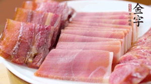 擺盤后鋪上老豆腐，淋點(diǎn)料酒，灑點(diǎn)白糖上鍋蒸20分鐘。