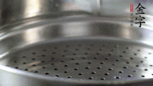 出鍋后，倒扣臘味，撒上蔥花即可。