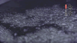 小青菜洗凈后，鍋中水燒開(kāi)，放點(diǎn)鹽和滴幾滴油后燙熟。