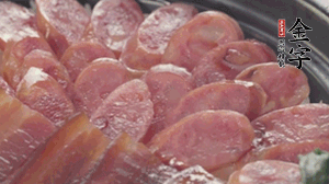 沿著米飯邊淋一圈玉米油，擺上小青菜，淋上醬油和湯調(diào)成的醬汁，撒上辣椒粒、香蔥末即可。