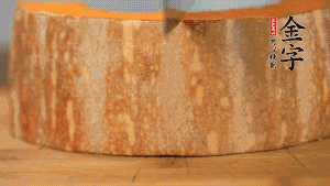 南瓜去皮洗凈后，切成規(guī)則的長(zhǎng)方形。