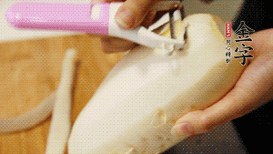 蘿卜去皮，切成絲。（如果用擦菜板，不能選擦成太碎的）