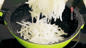 鍋加油至5成熱，放香腸粒、臘肉粒翻炒，等脂肪變透明后，加香菇、瑤柱、蝦米，放適量冰糖、胡椒粉、鹽炒至香味溢出。