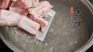 剁成塊狀的排骨洗凈，放入沸騰的鍋中，加姜片汆燙，2分鐘后撈出備用。