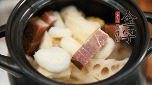 加水沒過食材，加料酒大火煮沸后，再小火燉煮1小時(shí)。（如果沒有砂鍋小火燉煮，用電飯煲的煮湯功能、高壓鍋也是可以的。）