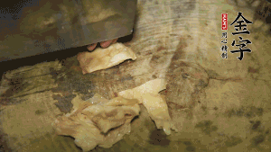 加適量溫水淹沒食材，大火燉至水沸后再小火慢燉1小時(shí)，出鍋前10分鐘加枸杞。（焯過(guò)水后的豬蹄不應(yīng)再用涼水，用溫水燉煮更容易軟爛。也可以用高壓鍋或者有煲湯功能的電飯煲，省時(shí)又便于入味。）