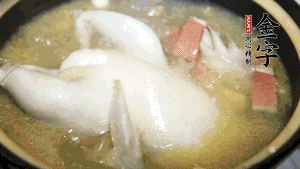 煮沸時加入蟲草花、香菇、紅棗，以料酒調(diào)味繼續(xù)小火燉煮1小時左右。