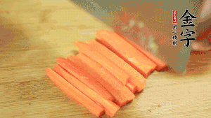 洋蔥、青椒、胡蘿卜切成粒備用。