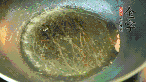 熱油起鍋，依次放入胡蘿卜粒、青椒粒、洋蔥粒煸炒均勻。