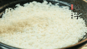 浸泡后的大米加入2湯匙生抽、1湯匙老抽調(diào)味。