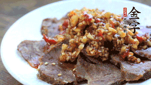 最后把醬汁淋到牛肉上即可，撒上芝麻、香菜。也可以把牛肉和醬汁攪拌均勻，讓牛肉與醬汁更加入味。