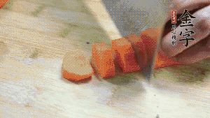 食材洗凈后，胡蘿卜切成塊，鮮香菇切成十字花刀備用。