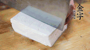 豆腐切成小塊，臘肉切成薄片，辣椒切成小圈。