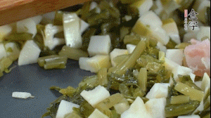 【餡料】2.鍋中油8成熱時，依次放入春筍、雪菜、淡咸肉，翻炒出香味。