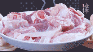 新鮮羊肉冷水入鍋，加姜片、清水焯水，除去血沫。