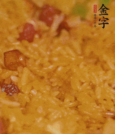 放一撮鹽、生抽少許，倒入炸好的芋頭。最后撒蔥花、蒜末翻炒均勻。