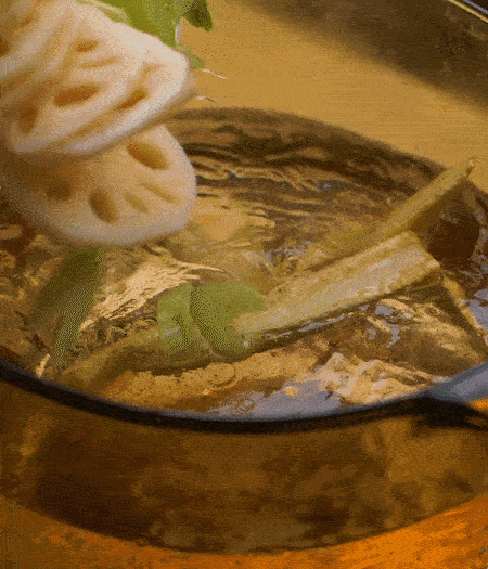 把玉米筍（對半切開）、西芹（切斜片）、蓮藕（切片），放入開水鍋內(nèi)，加點少許鹽、油，汆燙2分鐘。