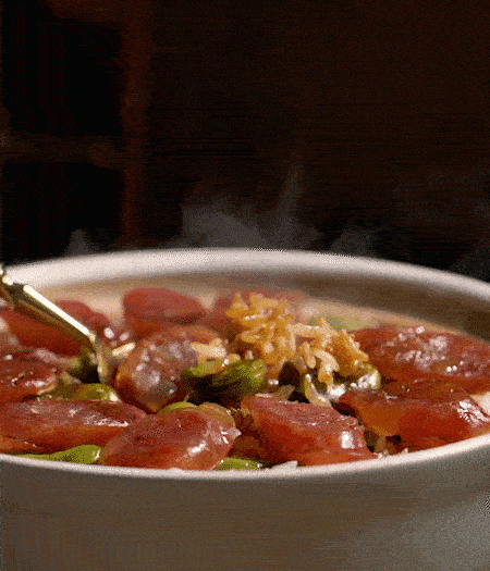 用生抽、白糖、蠔油、芝麻油調(diào)個(gè)汁，淋汁、攪拌、開吃。