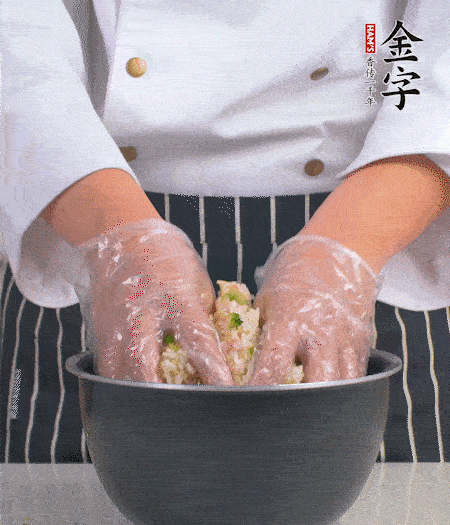 米飯中放西蘭花碎、咸肉丁，加少許黑胡椒、十來滴橄欖油拌勻。