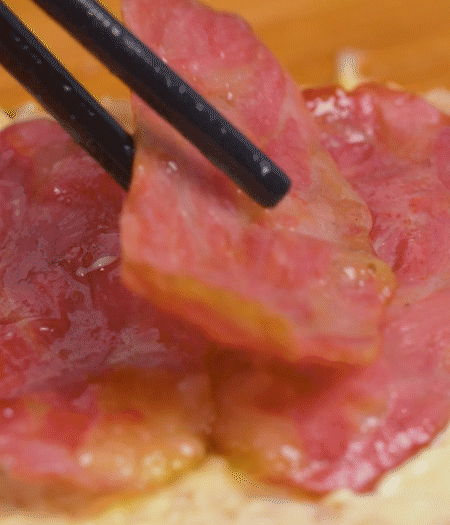 放上火腿、芝士片、生菜，再放一片土司。