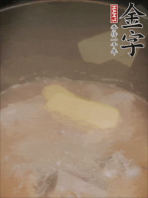 排骨洗凈，加生姜、黃酒焯水，溫水洗凈備用。