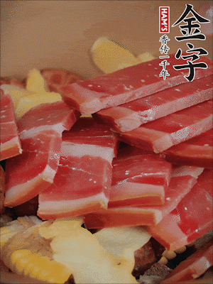 除鮑魚外的所有材料放進鍋里，加清水、姜、黃酒，大火燒開，轉(zhuǎn)小火煲90分鐘。