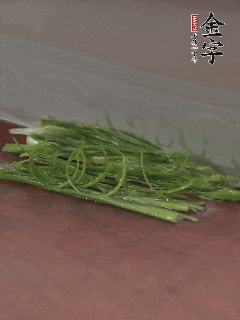 生姜切薄片，紅椒切細絲，小蔥蔥綠切細絲，泡入冰水中保持新鮮。