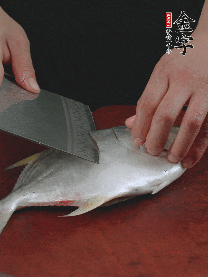 處理干凈銀鯧魚1條，表面斜刀切出花刀。