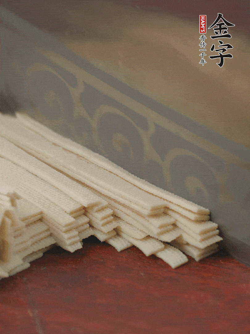燉火腿期間，千張切細(xì)絲，白蘿卜去皮切細(xì)絲，蒜葉切細(xì)丁。
