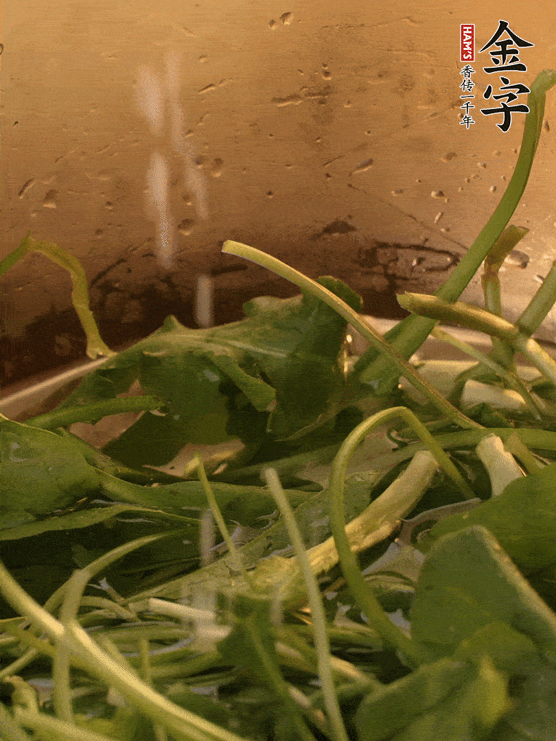 薺菜去掉根部，加小蘇打、鹽熱水沸騰燙軟。