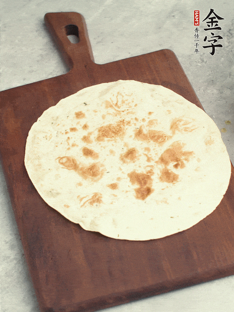 食材依次鋪在卷餅皮上，卷起來。