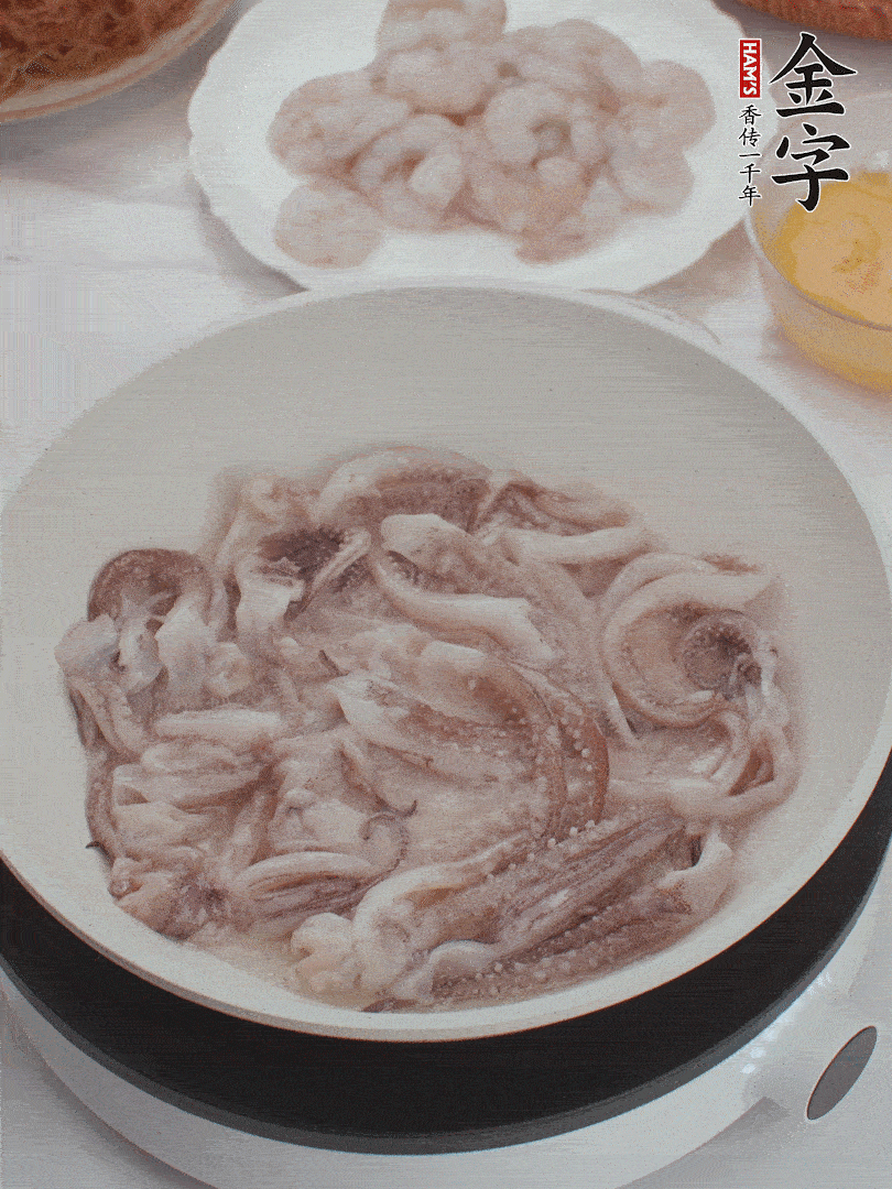 蝦仁、魷魚(yú)滑油，蛋液炒制半熟。