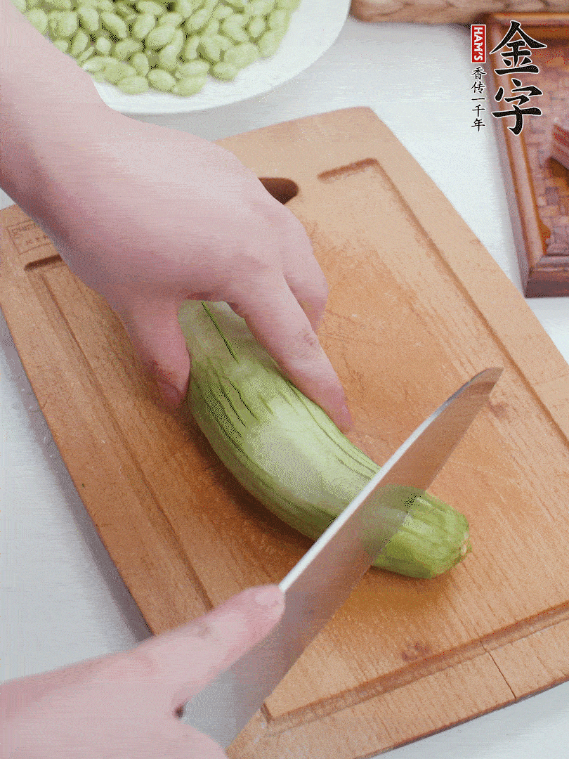 絲瓜去掉外皮，去掉兩端，切成滾刀塊。