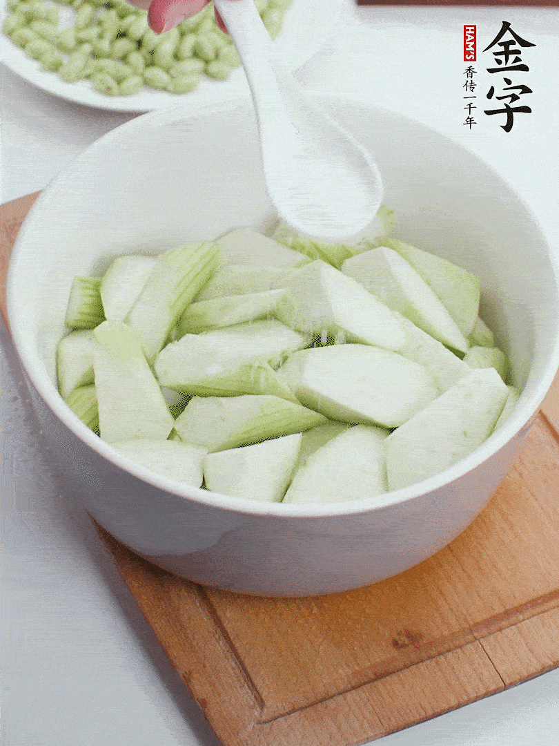 水中加1勺鹽浸泡，防止變黑。