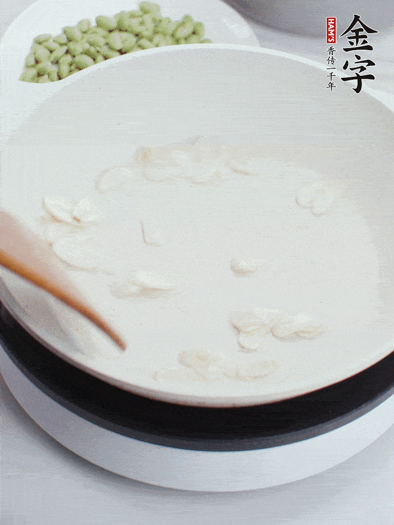 金字淡咸肉煮15分鐘，撈出切片。油5成熱時(shí)，蒜末、咸肉爆香。