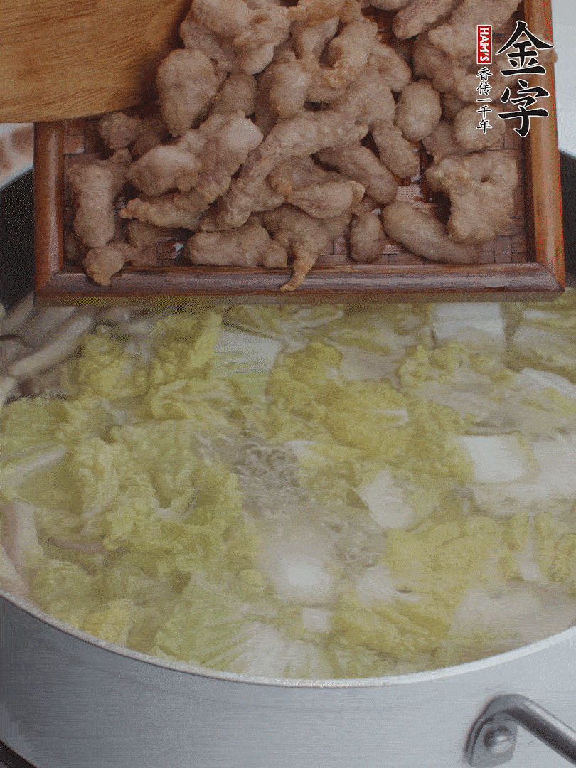 水開后煮10分鐘，下娃娃菜、小酥肉煮3分鐘。