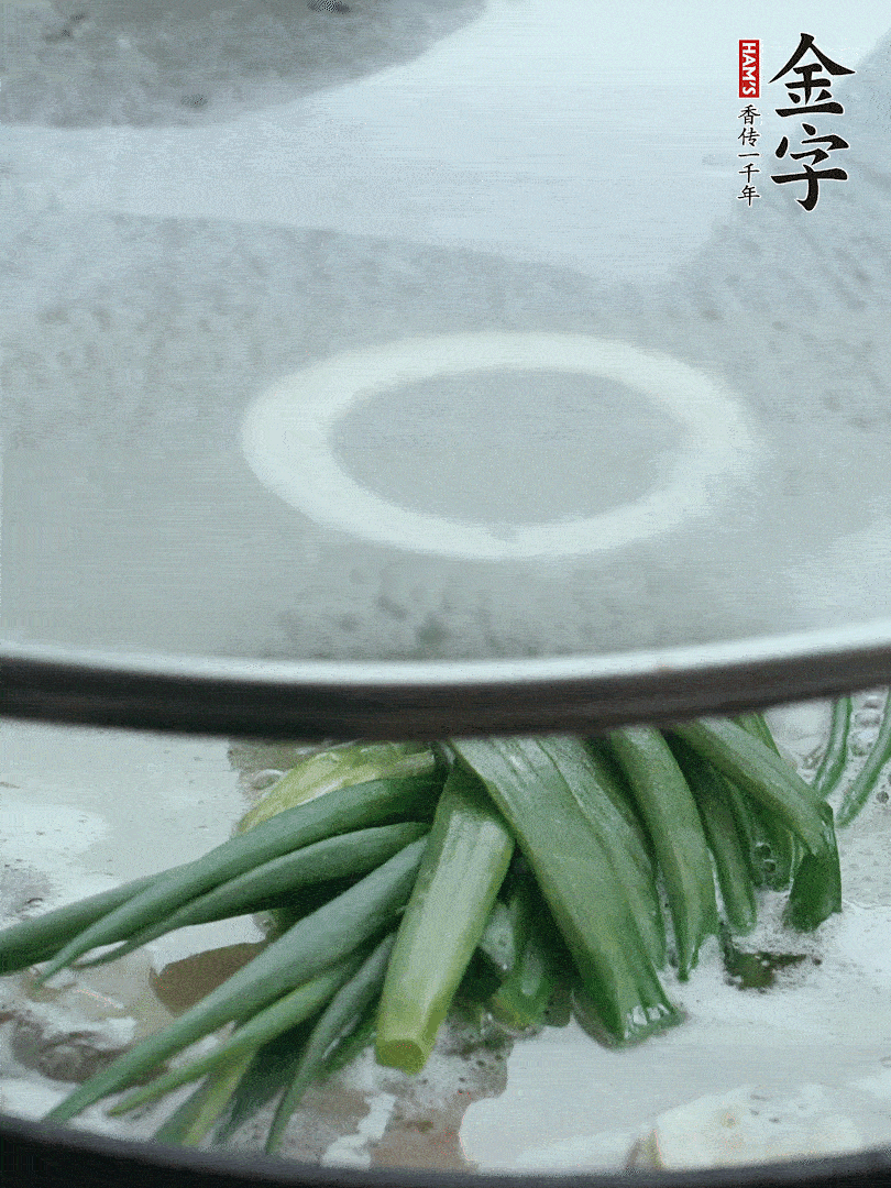加蔥結(jié)去腥，大火開后中火燒20分鐘。