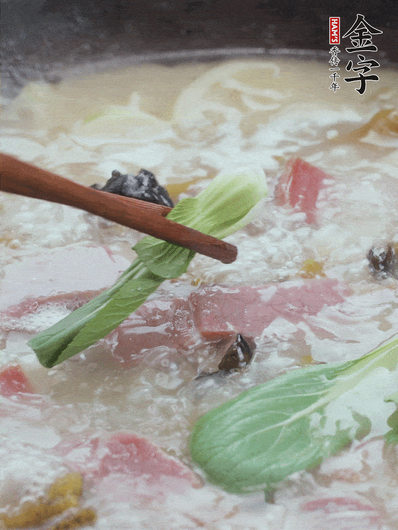 撈出蔥結(jié)，小菜心點(diǎn)綴。