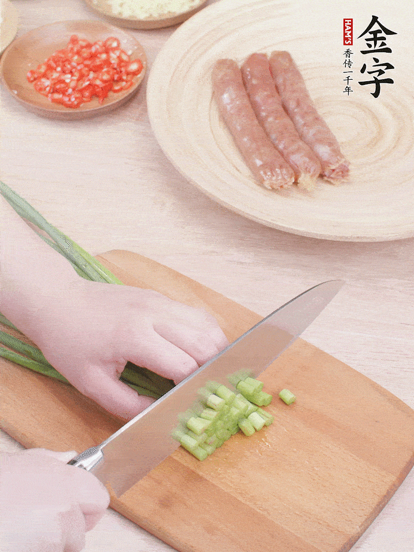 蒜苔切丁，蔥姜蒜切小丁，小米辣切圈。