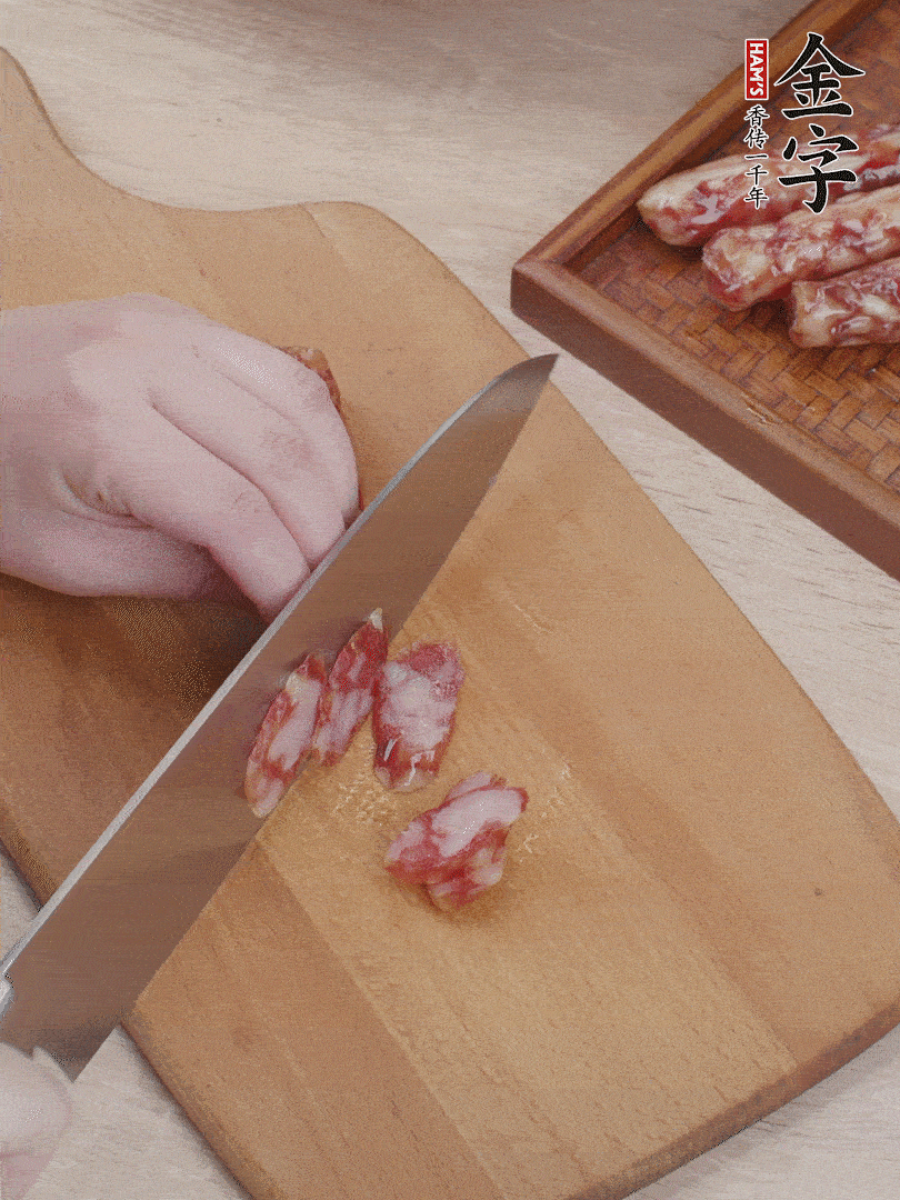 金字香腸斜切片，芹菜切段，小洋蔥切絲，綠菜椒切小塊。